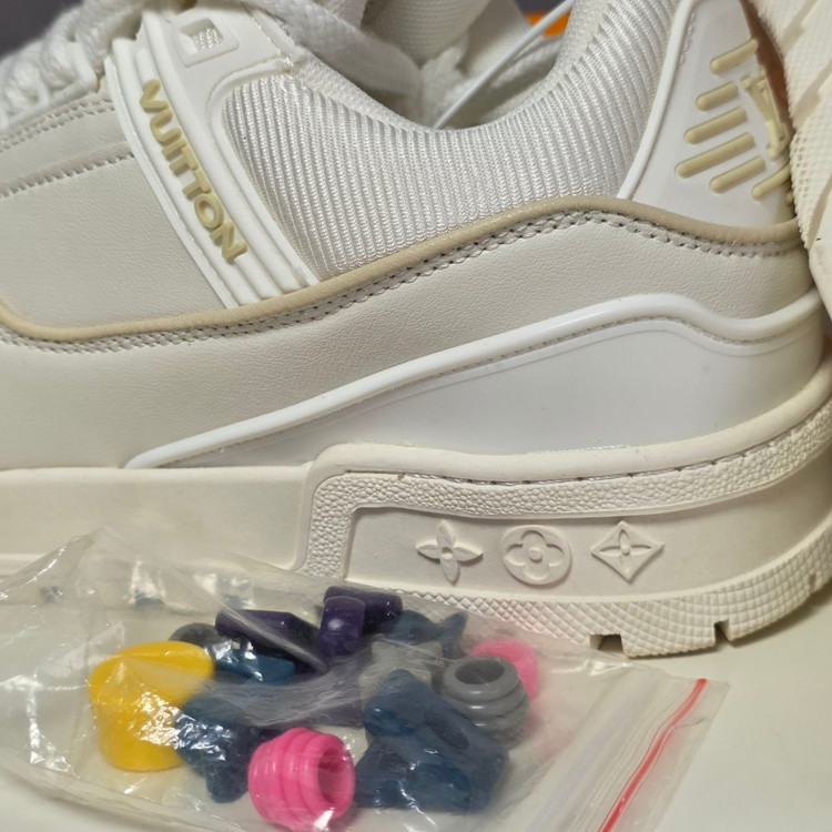 کتونی لویی ویتون (Louis Vuitton) مدل Trainer - سری لوکس سفید /کرم